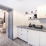 The Bear's Den In Old Centre Apartment