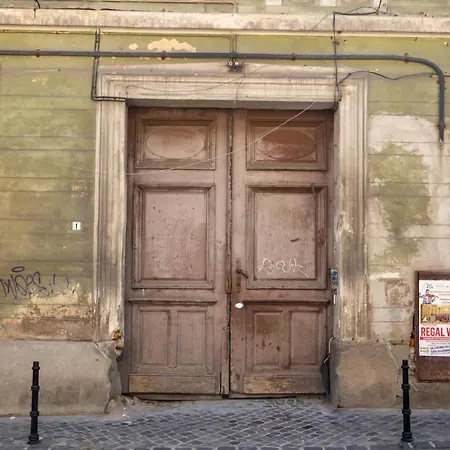 The Bear's Den In Old Centre Brasov