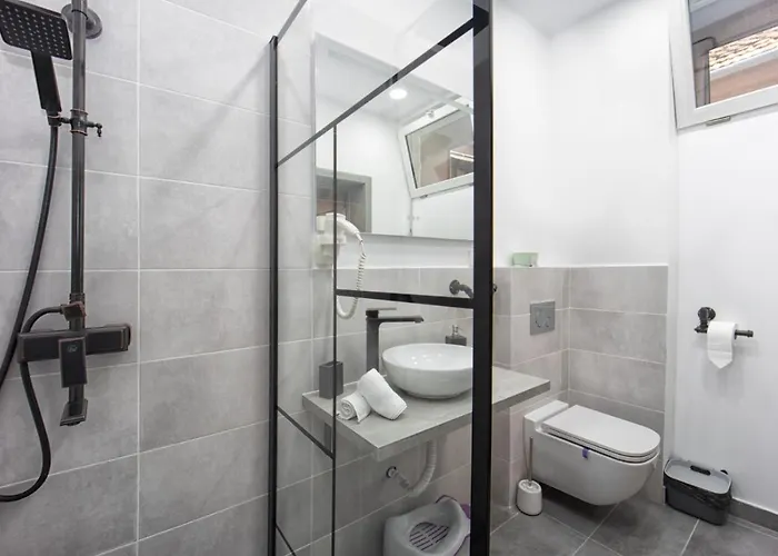 The Bear's Den In Old Centre * Brasov